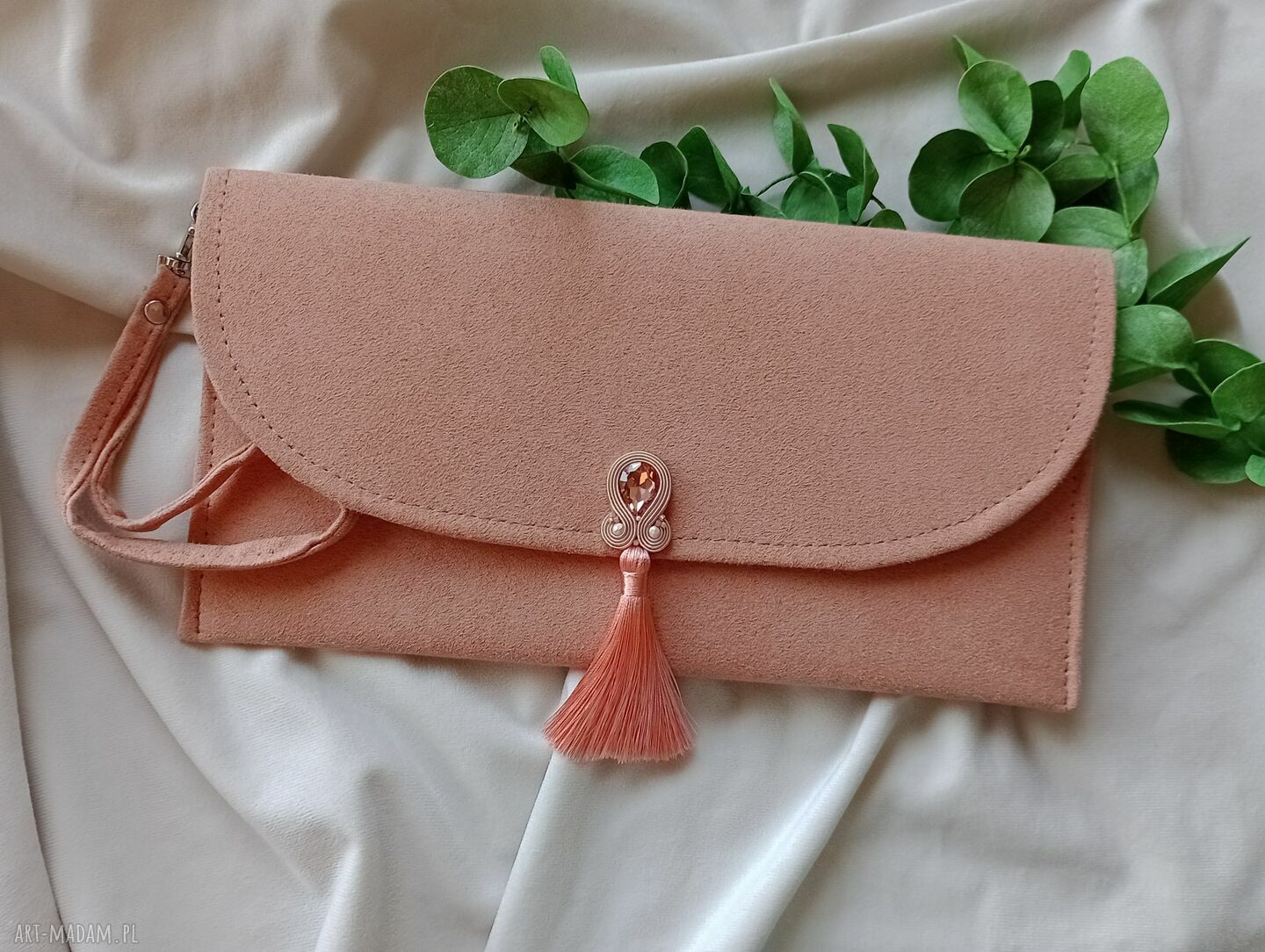 Brzoskwiniowa kopertówka do ręki z haftem soutache - elegancja na wieczór