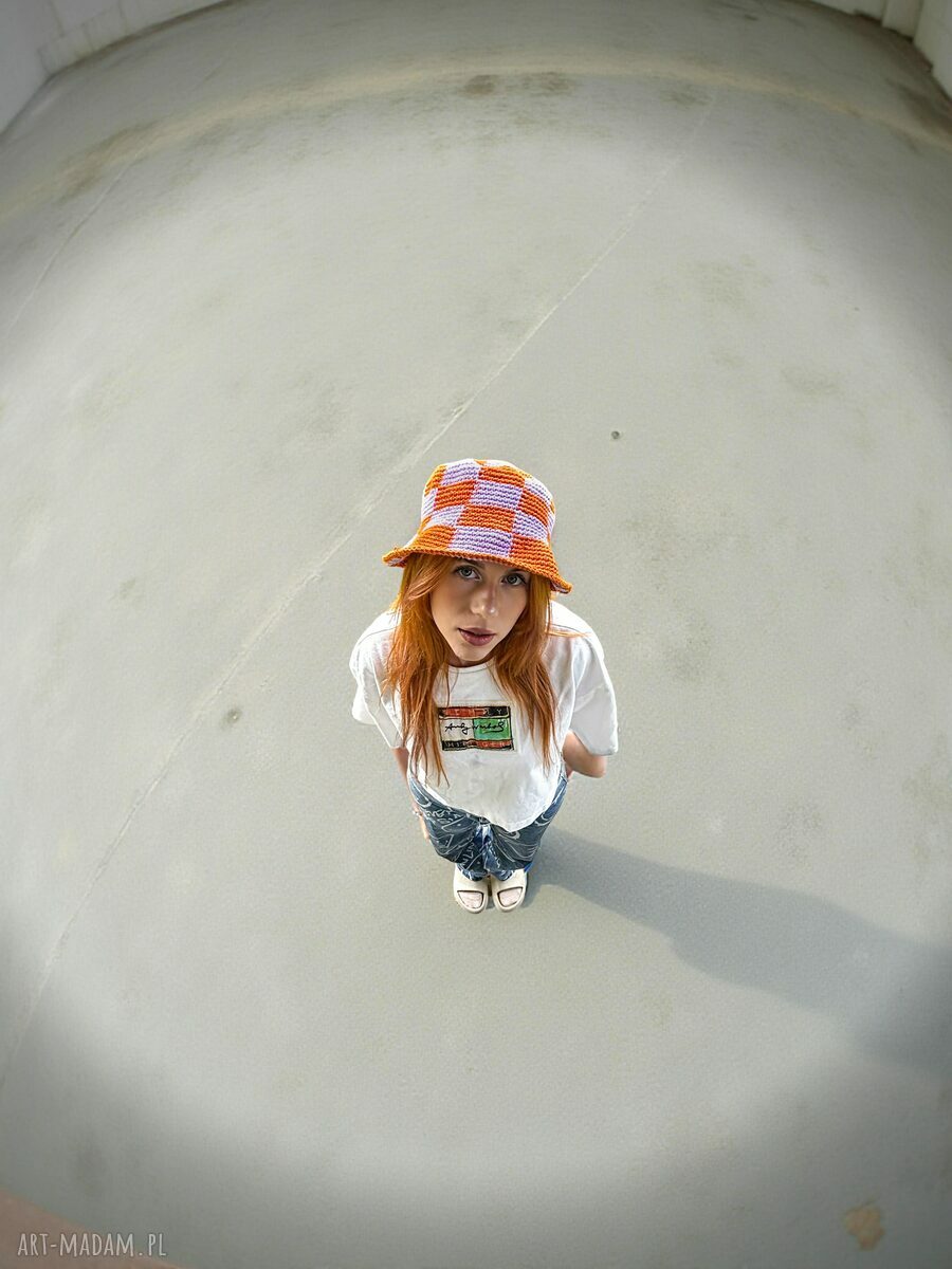 Damska czapka bucket szydełkowana w kremowym fiolecie i burnt orange