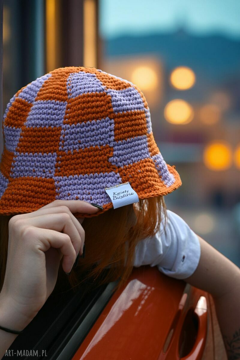 Damska czapka bucket szydełkowana w kremowym fiolecie i burnt orange
