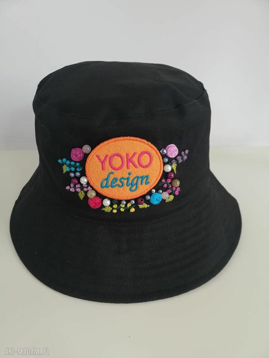 Czarny bucket hat ręcznie haftowany z bawełny