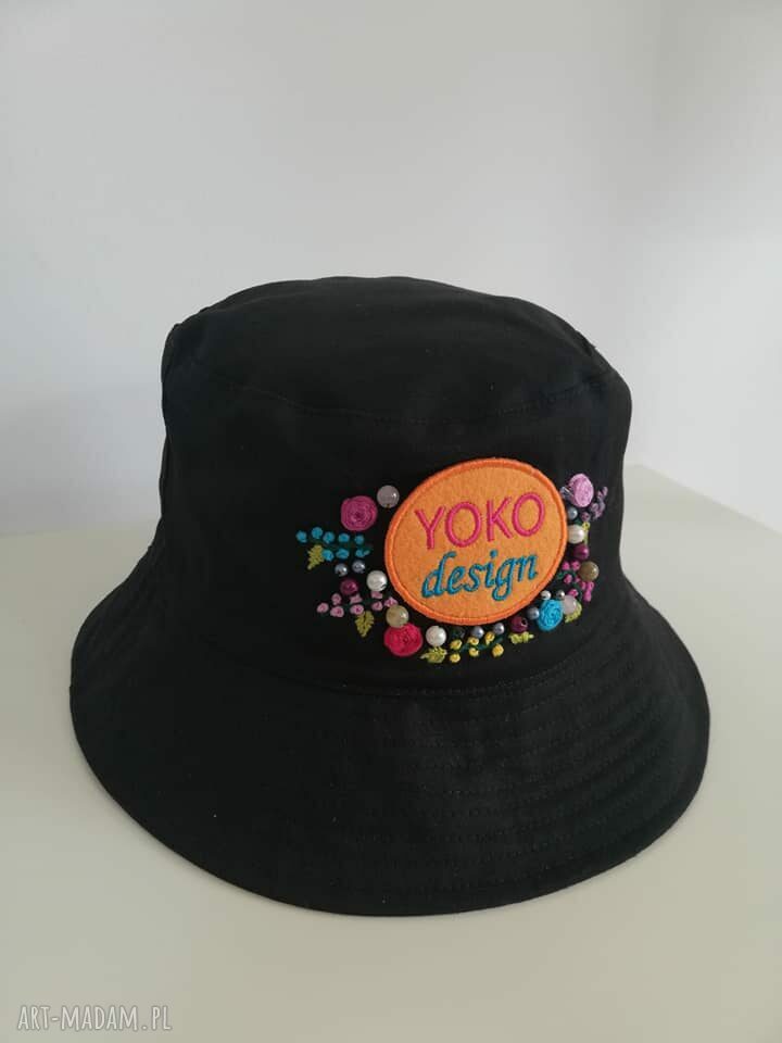 Czarny bucket hat ręcznie haftowany z bawełny