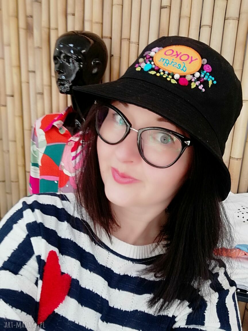 Czarny bucket hat ręcznie haftowany z bawełny