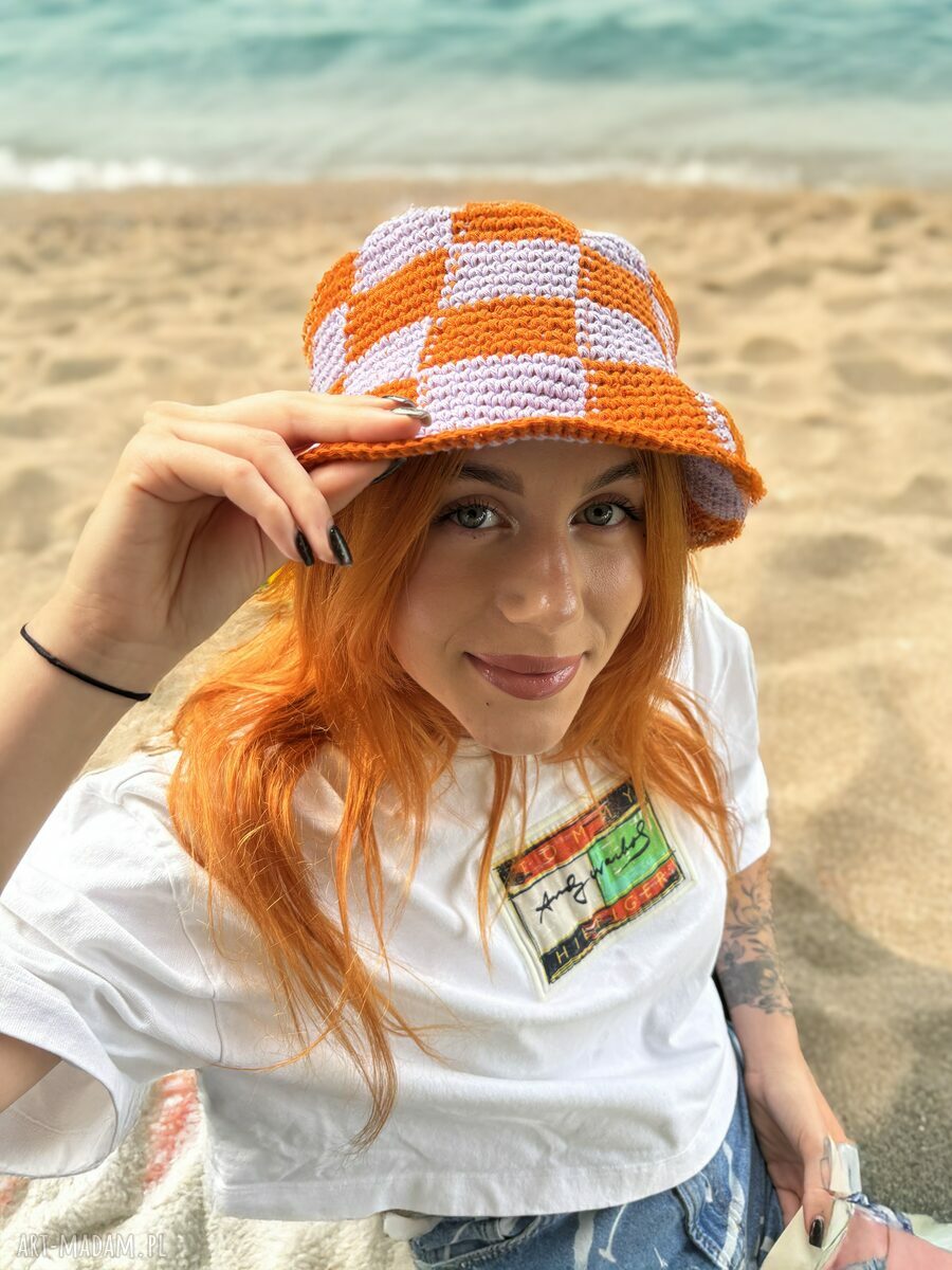 Damska czapka bucket szydełkowana w kremowym fiolecie i burnt orange