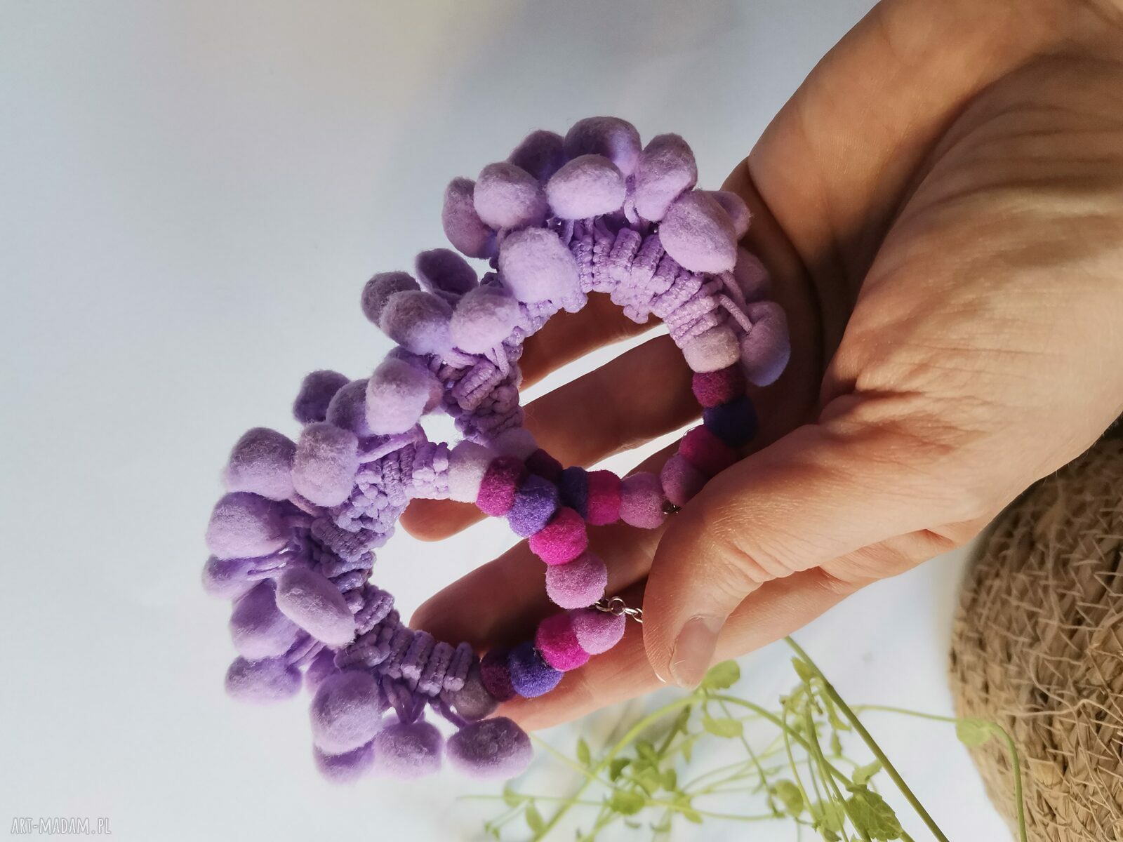 Klipsy boho: bujne koła z pomponami w fioletowym wydaniu