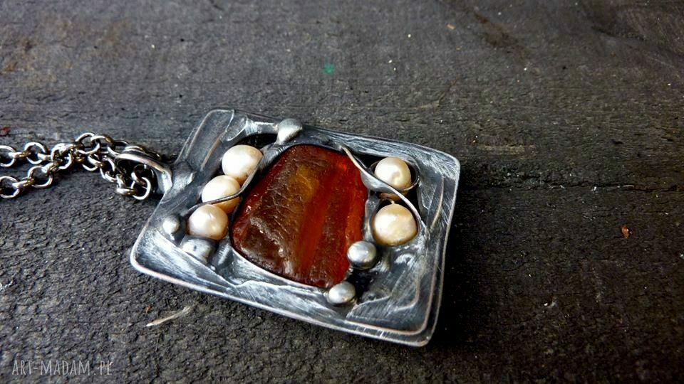 Naszyjnik z bursztynem i rzeczną perłą - miedziany wisiorek handmade