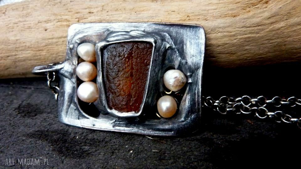 Naszyjnik z bursztynem i rzeczną perłą - miedziany wisiorek handmade