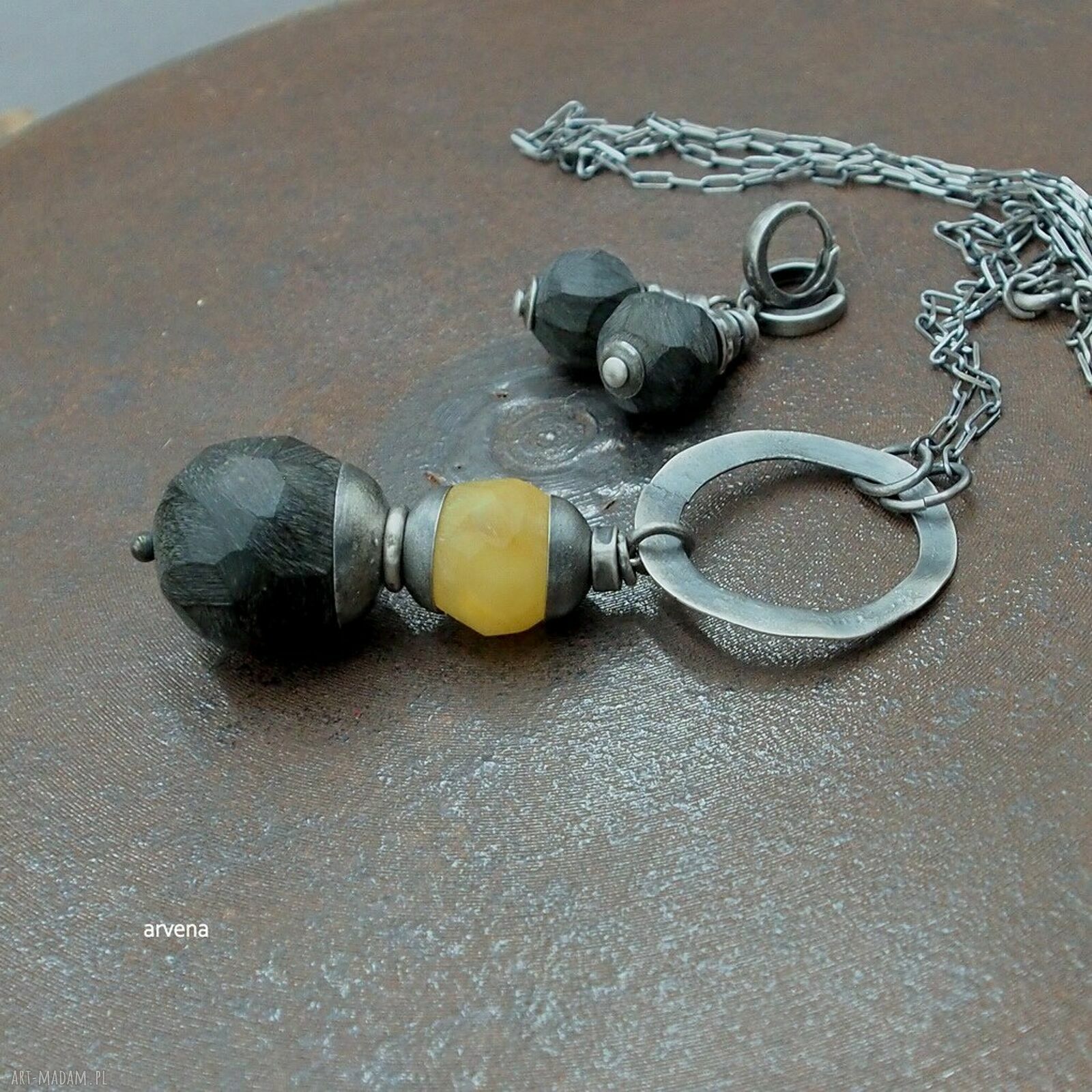 Długi wisior 'Bursztyny dwa na kole' - autorska biżuteria handmade