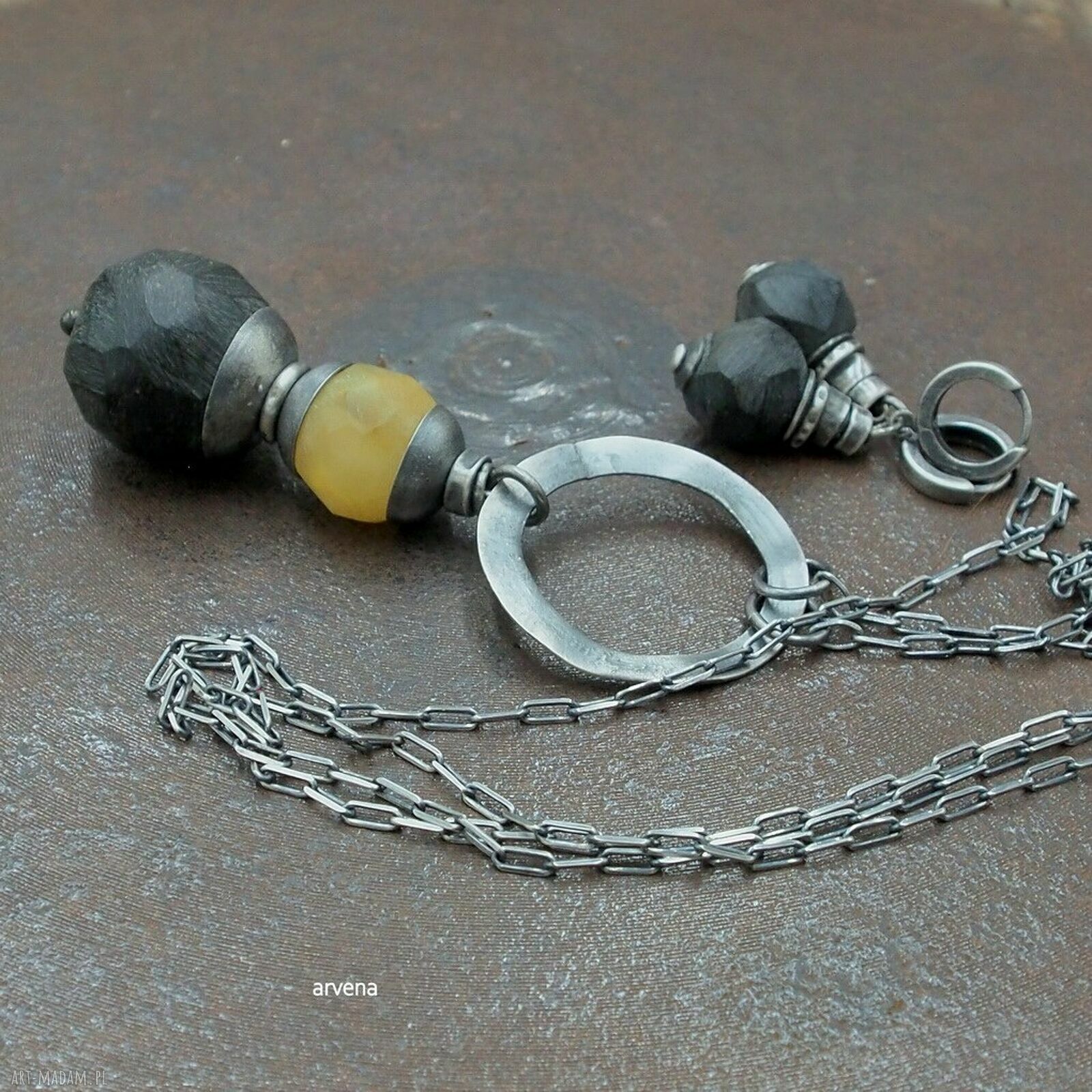 Długi wisior 'Bursztyny dwa na kole' - autorska biżuteria handmade