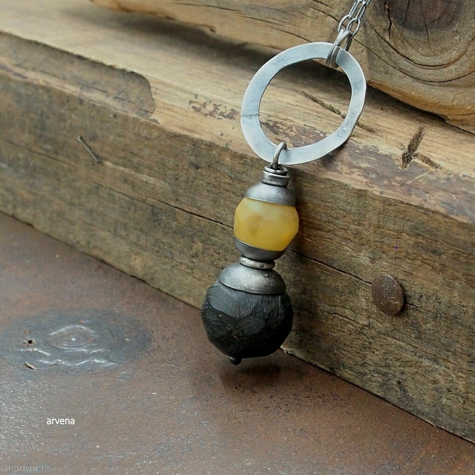 Długi wisior 'Bursztyny dwa na kole' - autorska biżuteria handmade