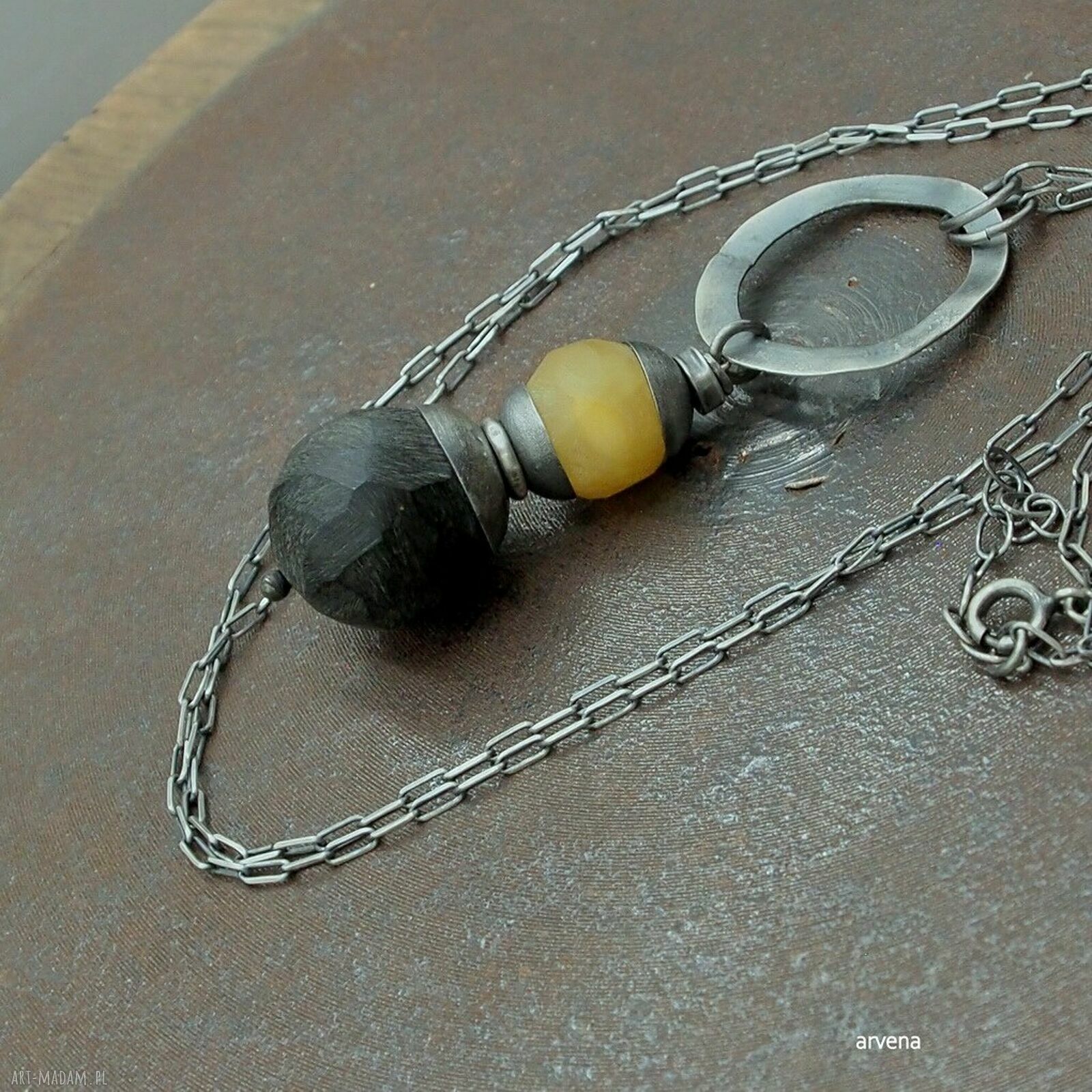 Długi wisior 'Bursztyny dwa na kole' - autorska biżuteria handmade