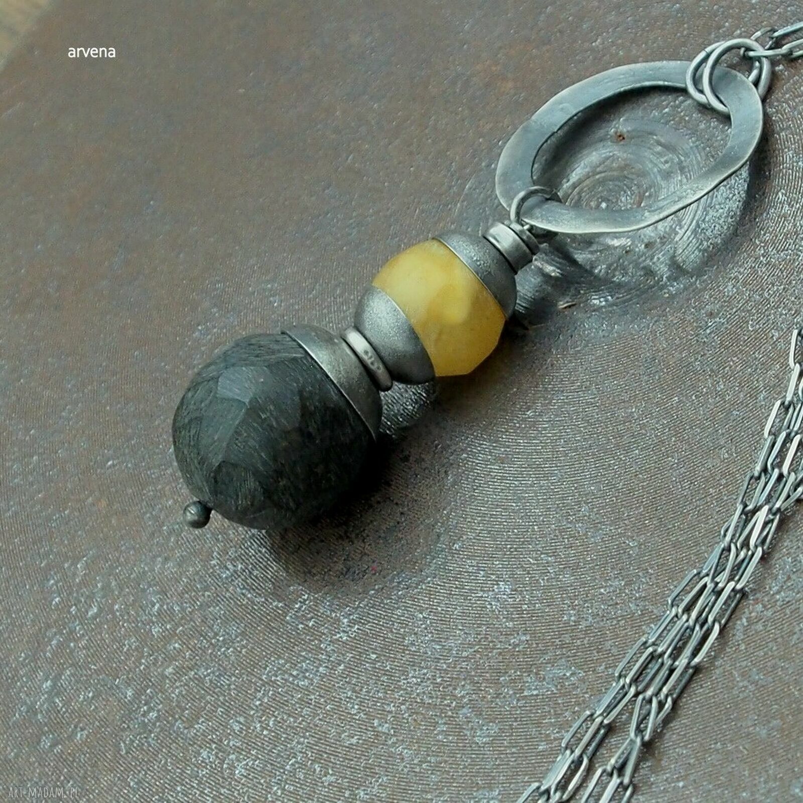 Długi wisior 'Bursztyny dwa na kole' - autorska biżuteria handmade