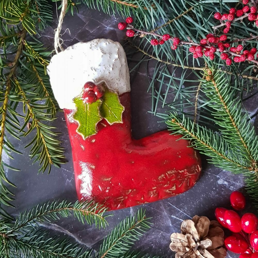 Ceramiczny świąteczny bucik na kominek - ręcznie wykonana dekoracja