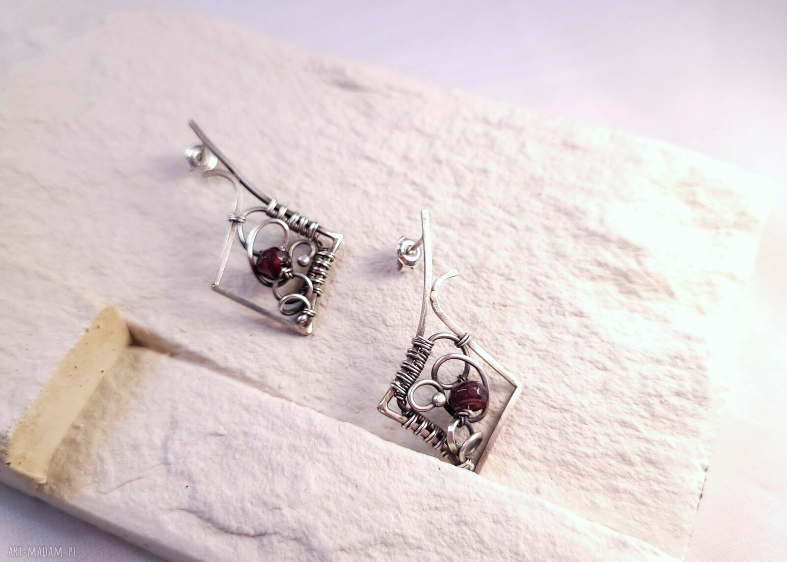 Srebrne kolczyki Caro z naturalnym granatem na sztyftach (wire wrapping)