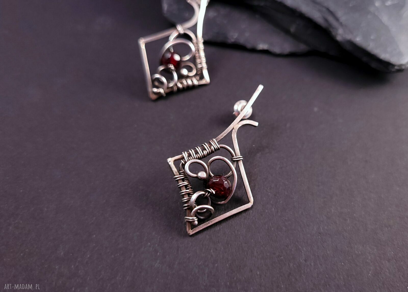 Srebrne kolczyki Caro z naturalnym granatem na sztyftach (wire wrapping)