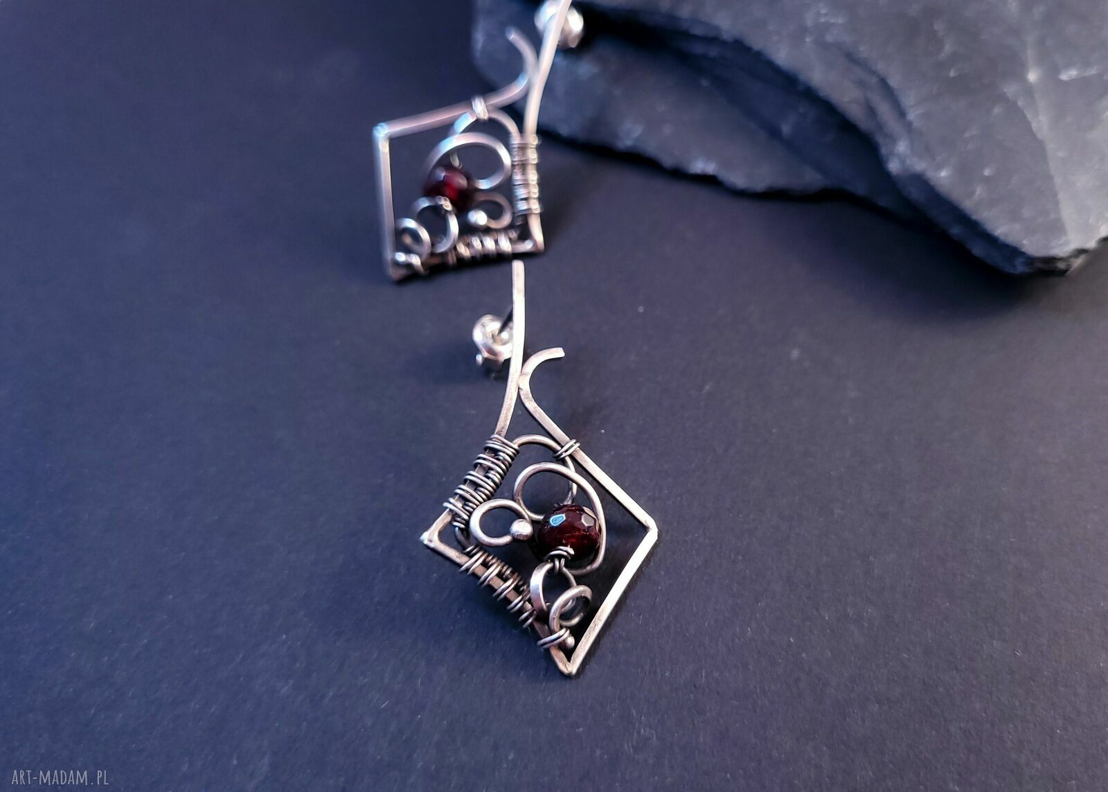Srebrne kolczyki Caro z naturalnym granatem na sztyftach wire wrapping
