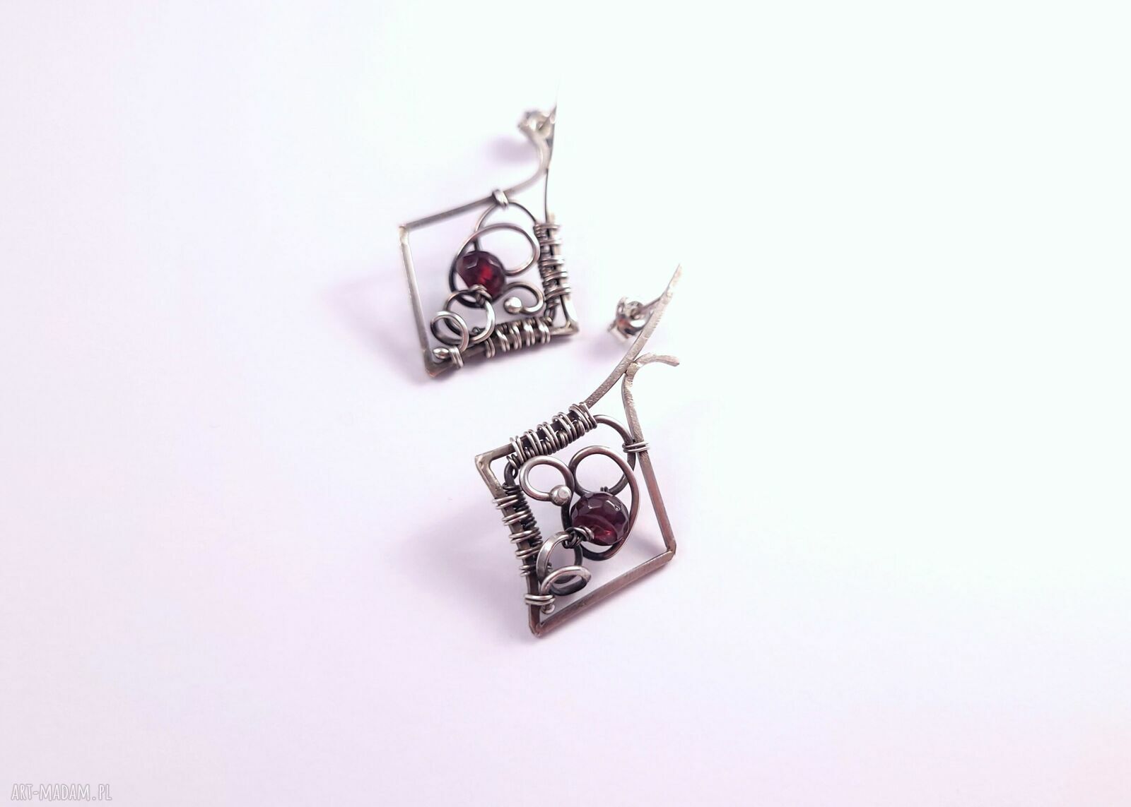 Srebrne kolczyki Caro z naturalnym granatem na sztyftach (wire wrapping)