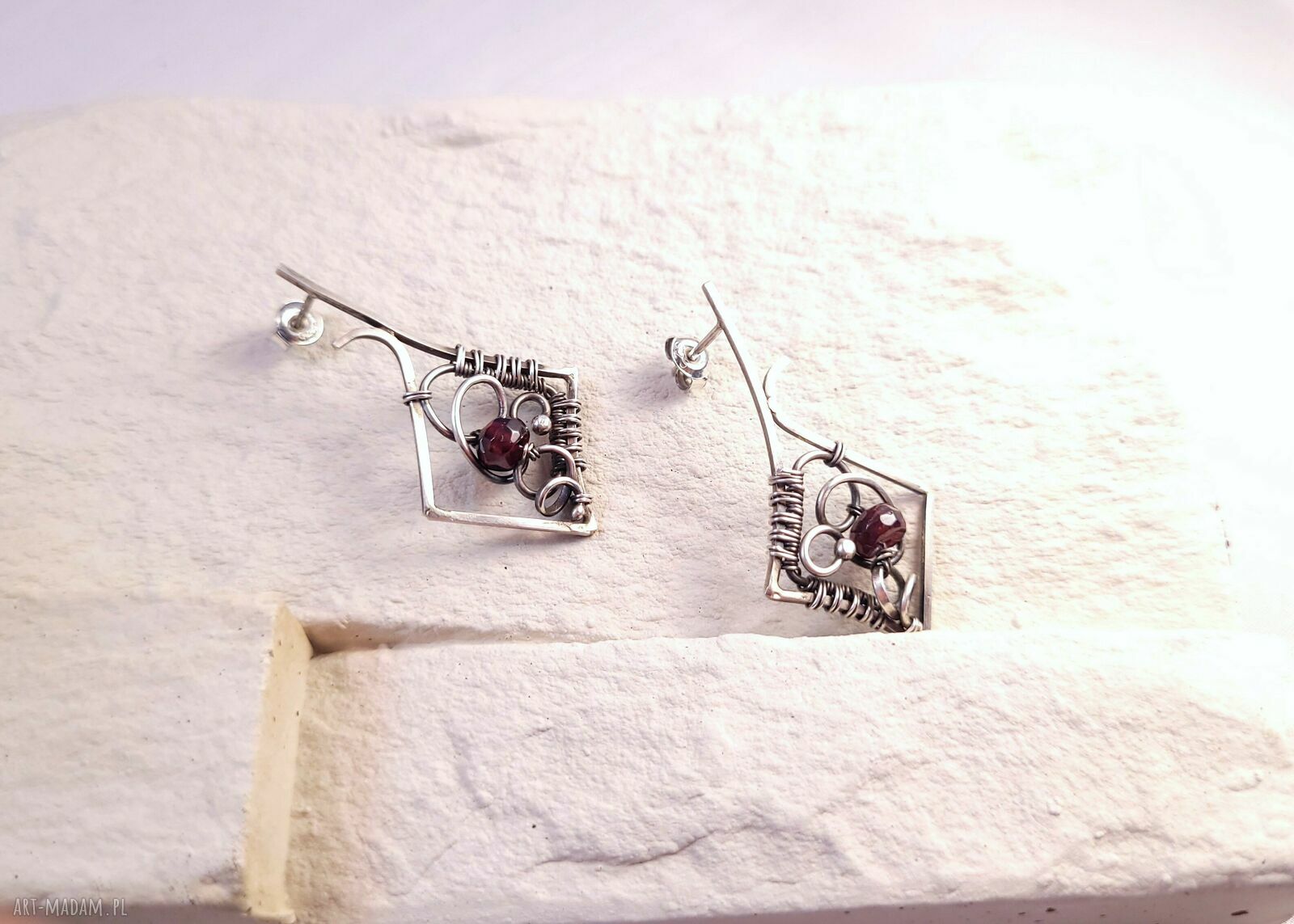 Srebrne kolczyki Caro z naturalnym granatem na sztyftach (wire wrapping)
