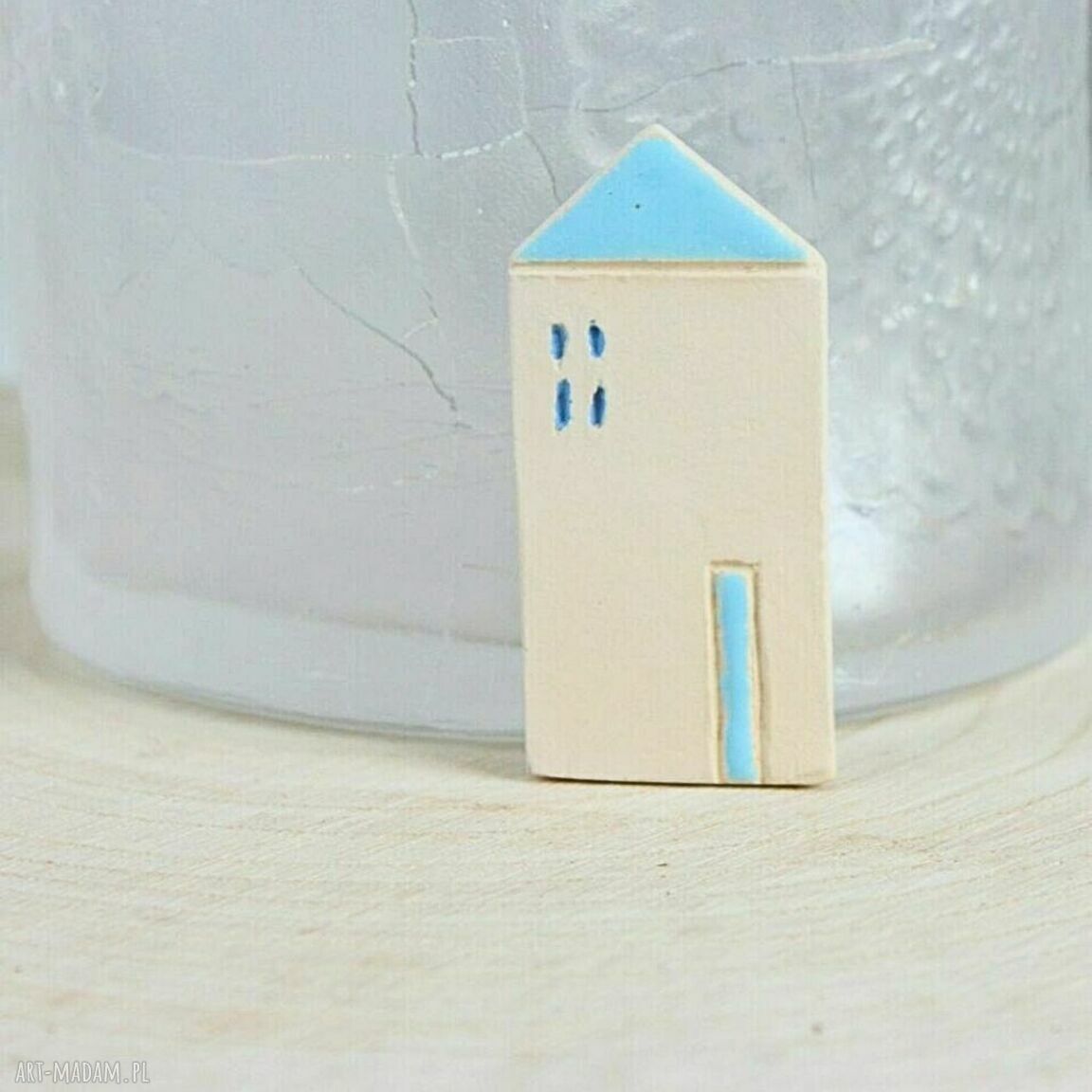Ceramiczna broszka Domek - prezent dla mamy z jasnej gliny