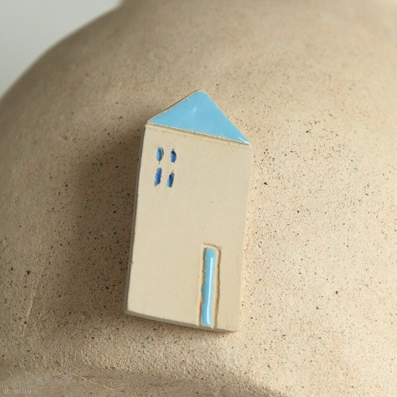 Ceramiczna broszka Domek - prezent dla mamy z jasnej gliny