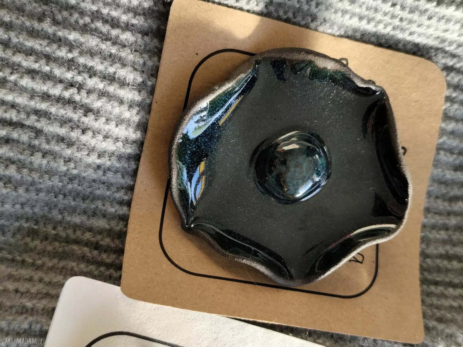Ceramiczna broszka w kształcie kwiatu - rękodzieło