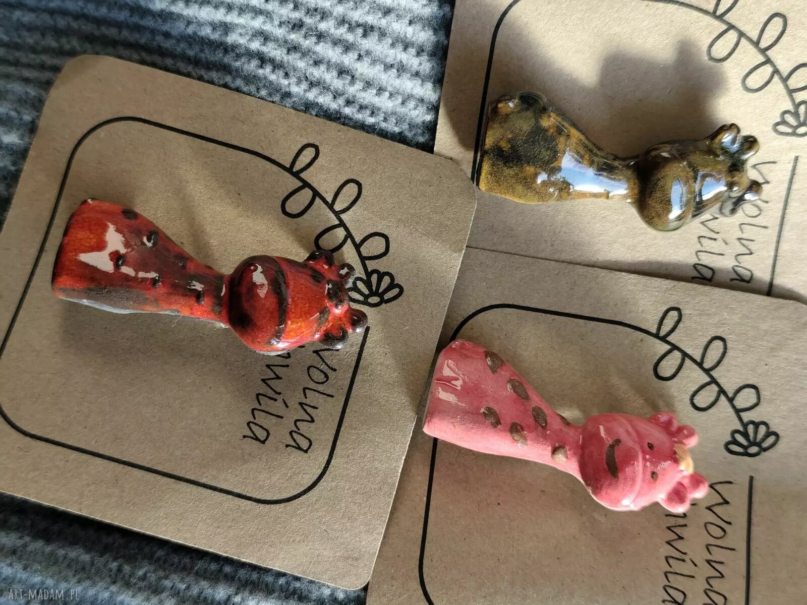 Kolorowa broszka ceramiczna w kształcie żyrafy