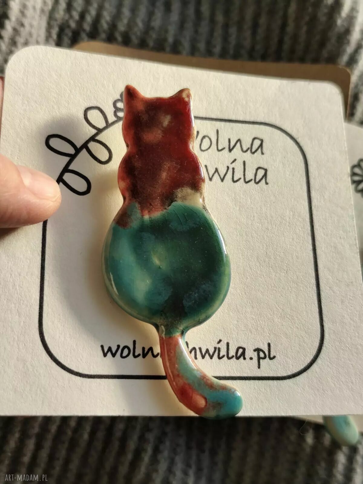 Ceramiczna broszka kot ze zwieszonym ogonem