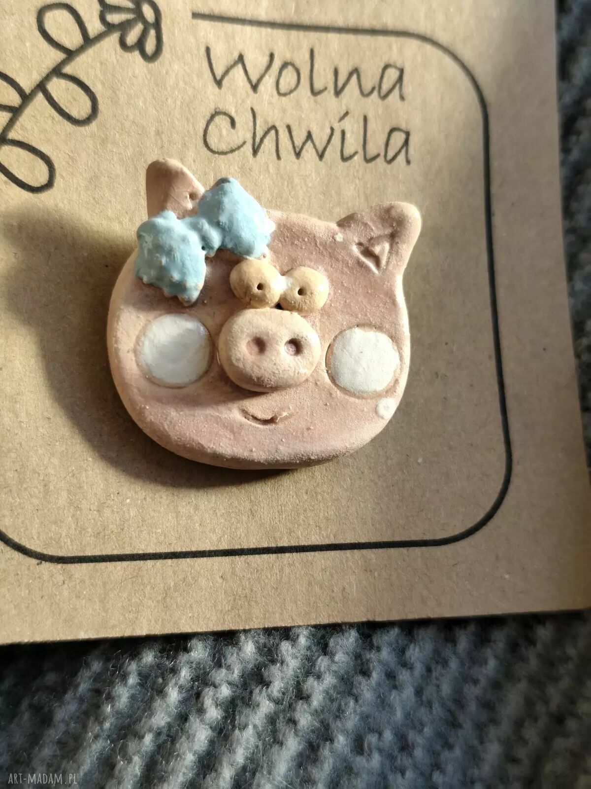 Ręcznie robiona broszka ceramiczna w kształcie wesołej świnki