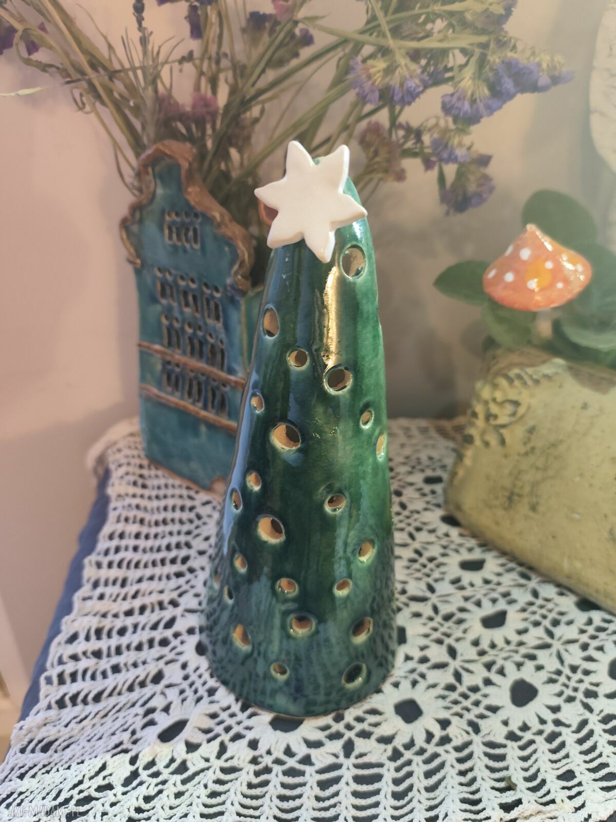 Choinka ceramiczna - lampion 25 cm z motywem Mikołaja