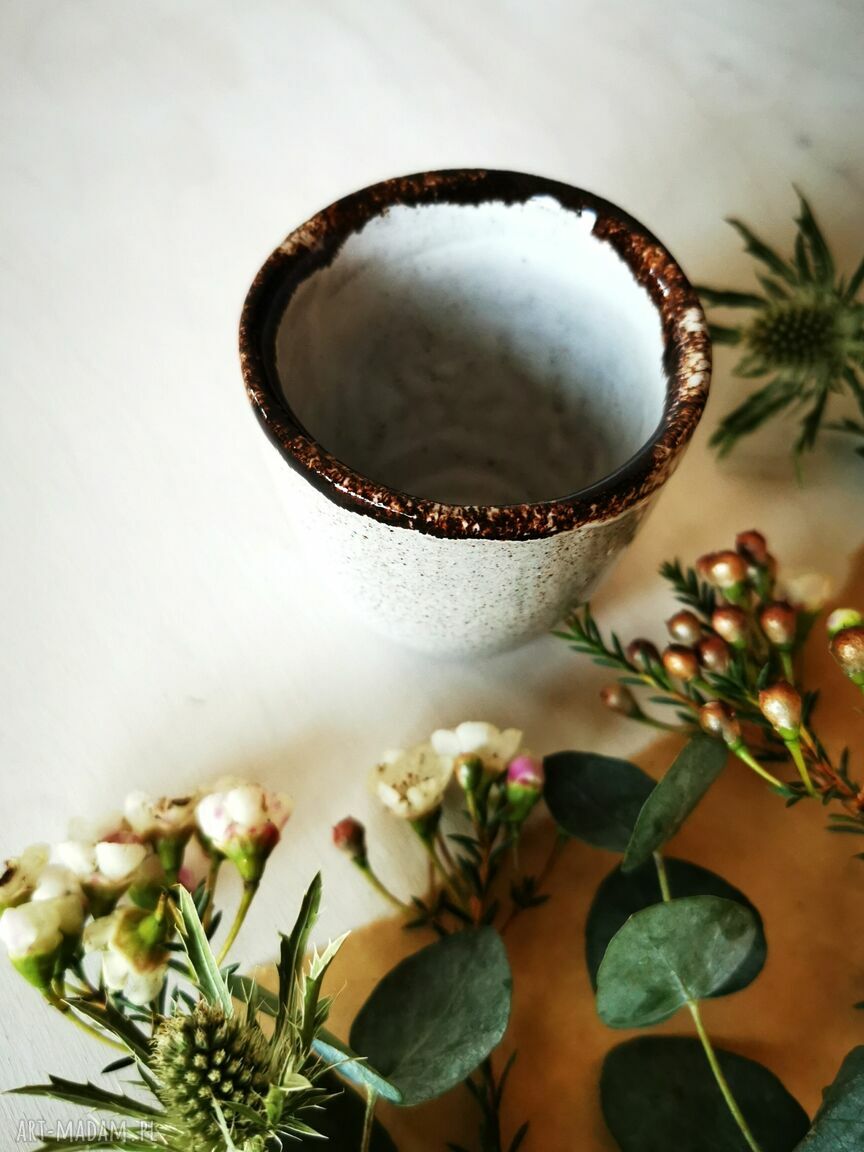 Boho czarka ceramiczna na kawę 150 ml - biała z brązowym rantem