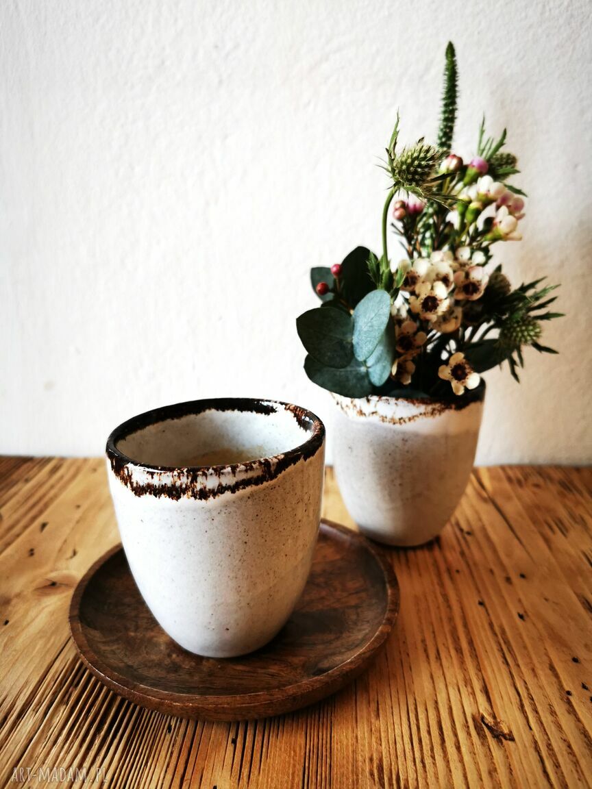 Boho czarka ceramiczna na kawę 150 ml - biała z brązowym rantem