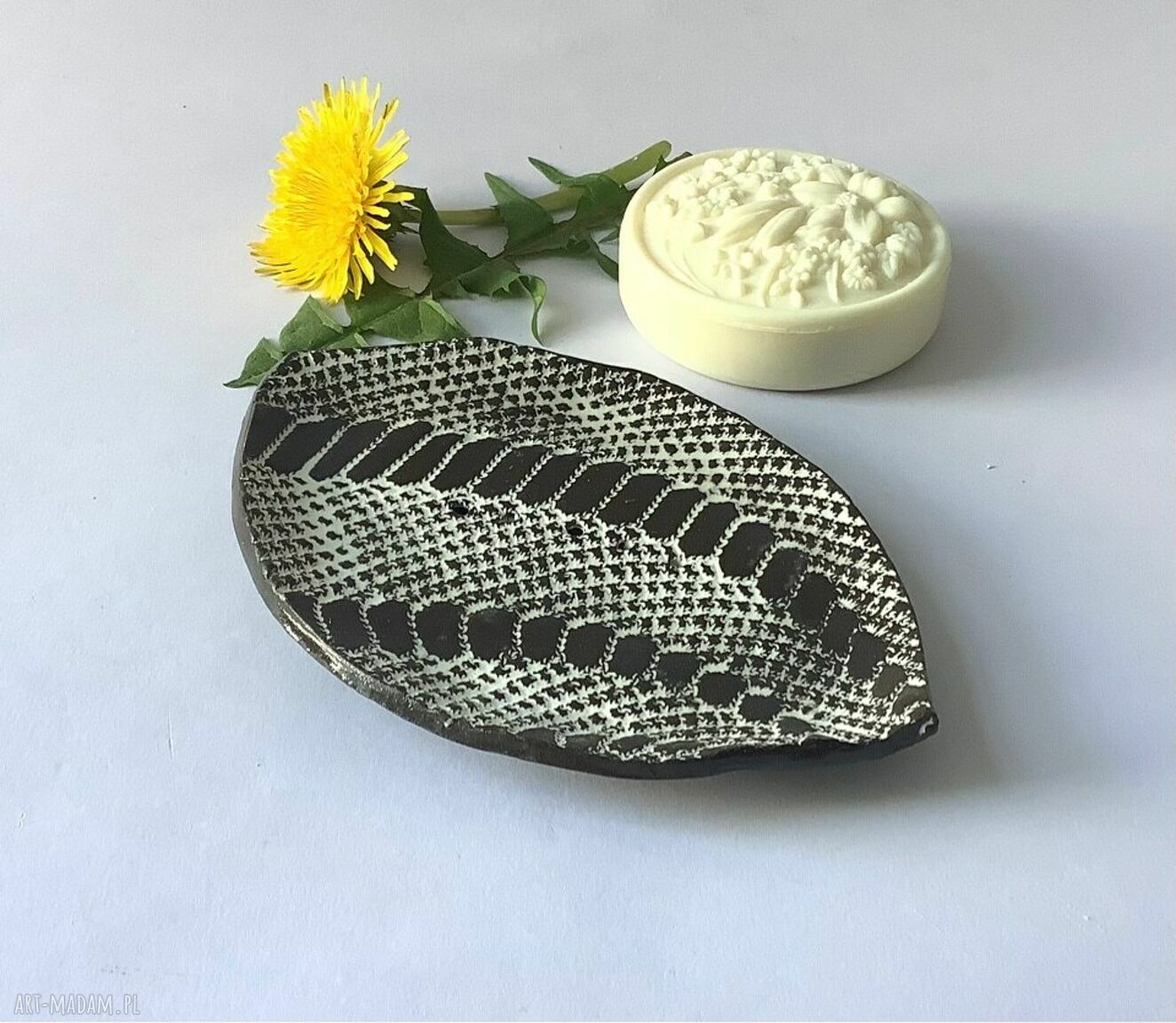 Ceramiczna mydelniczka w koronkach - czarna z białą angobą