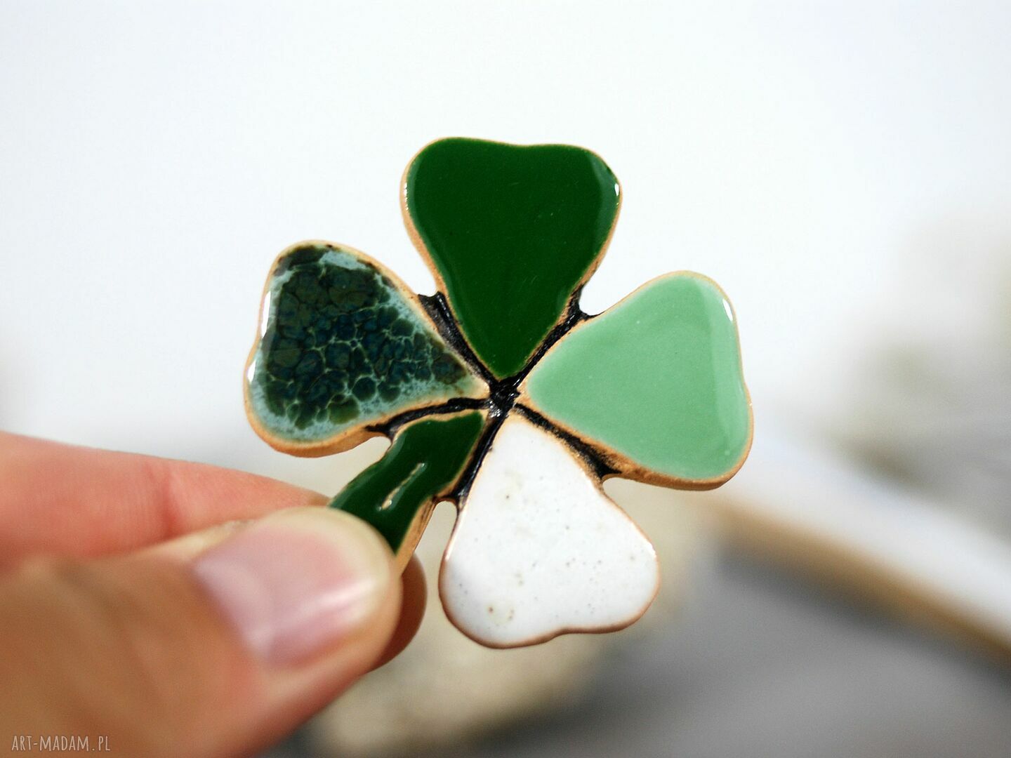 Ceramiczna czterolistna koniczyna - magnes na szczęście do lodówki