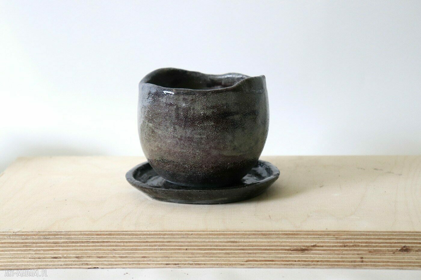 Ceramiczna doniczka raku - ręcznie robiona z ciemnej gliny i szkliwem Otuliny