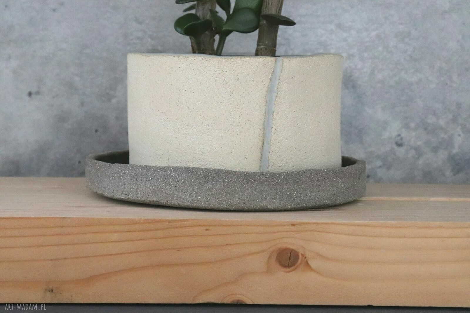 Ręcznie robiona doniczka ceramiczna z surowej gliny