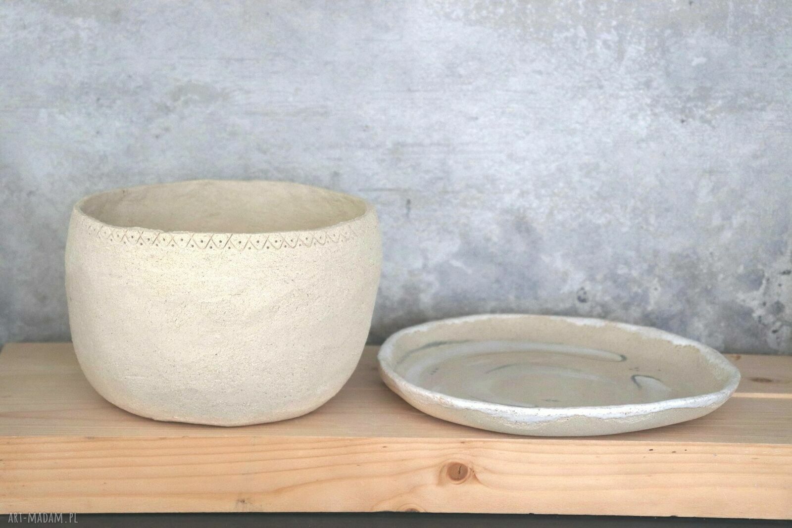 Ręcznie wykonana doniczka ceramiczna z surowej gliny
