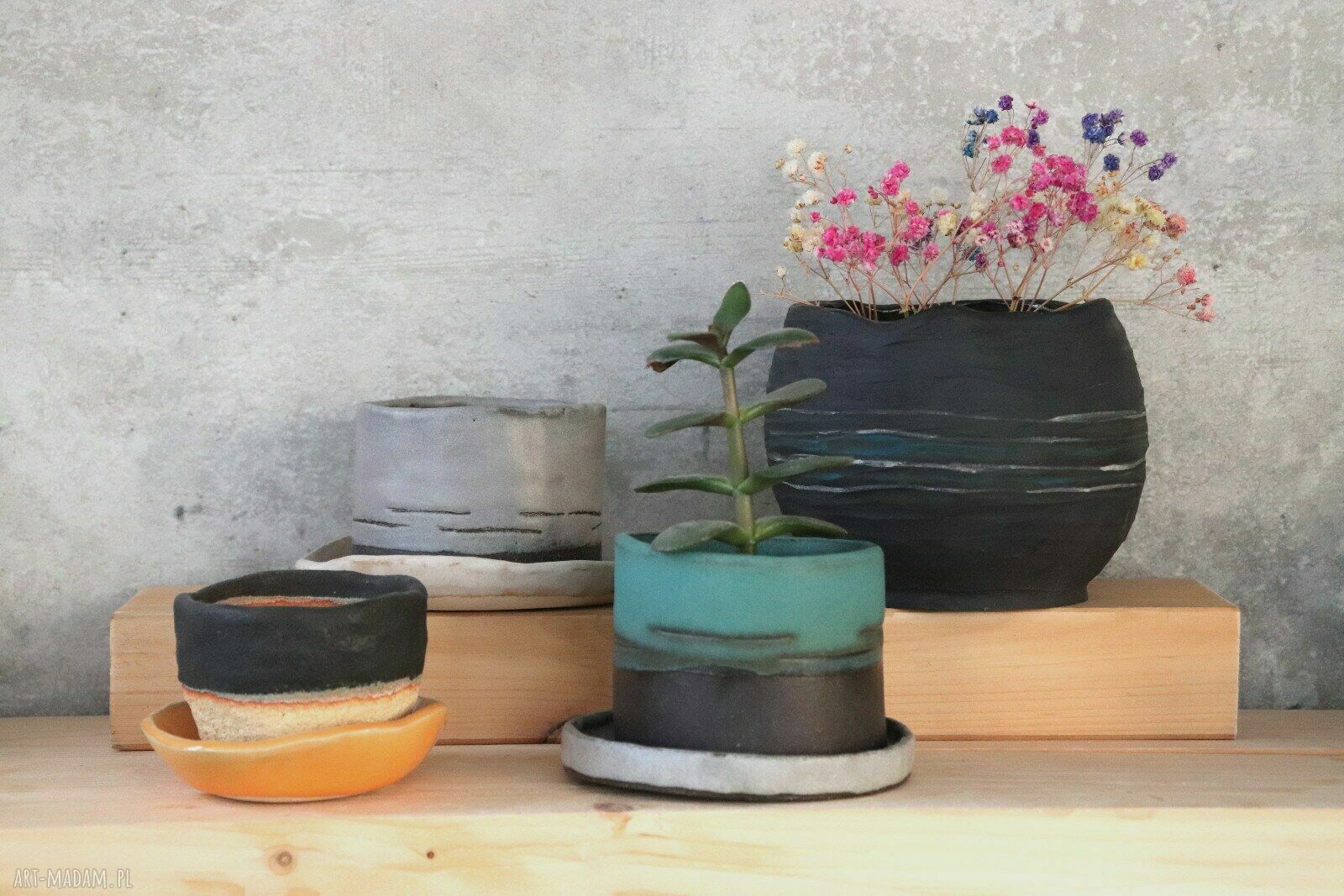Doniczka ceramiczna handmade Otuliny z niebieskim szkliwem i podstawką