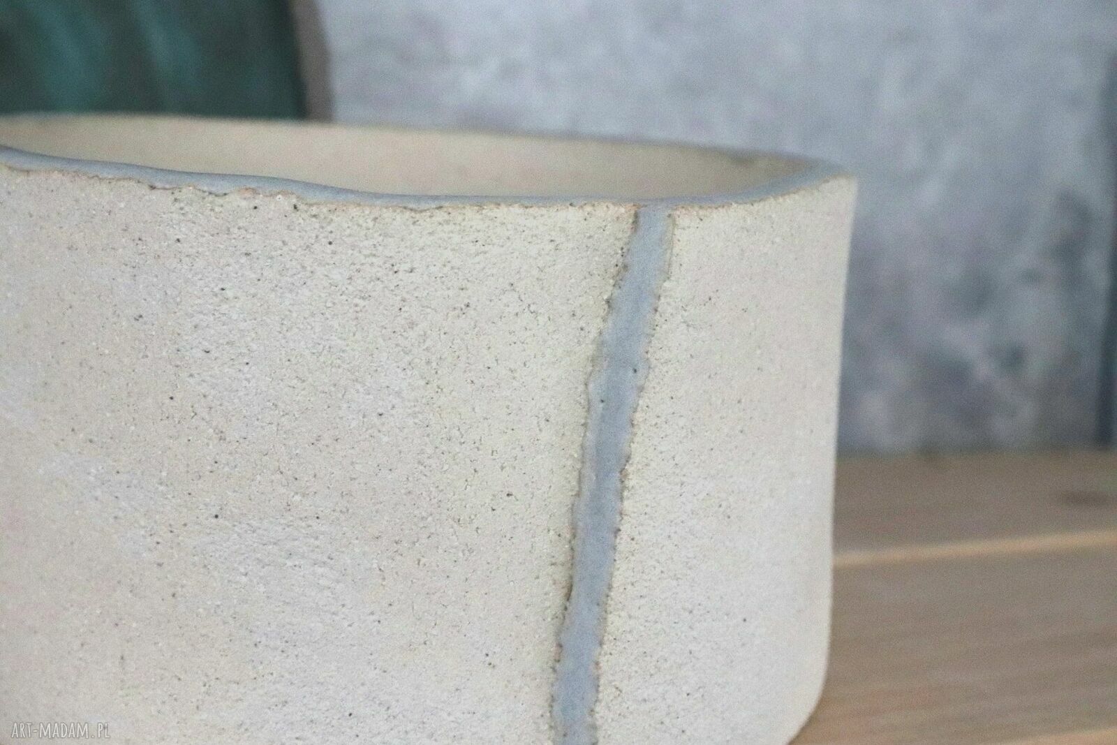 Ręcznie robiona doniczka ceramiczna z surowej gliny