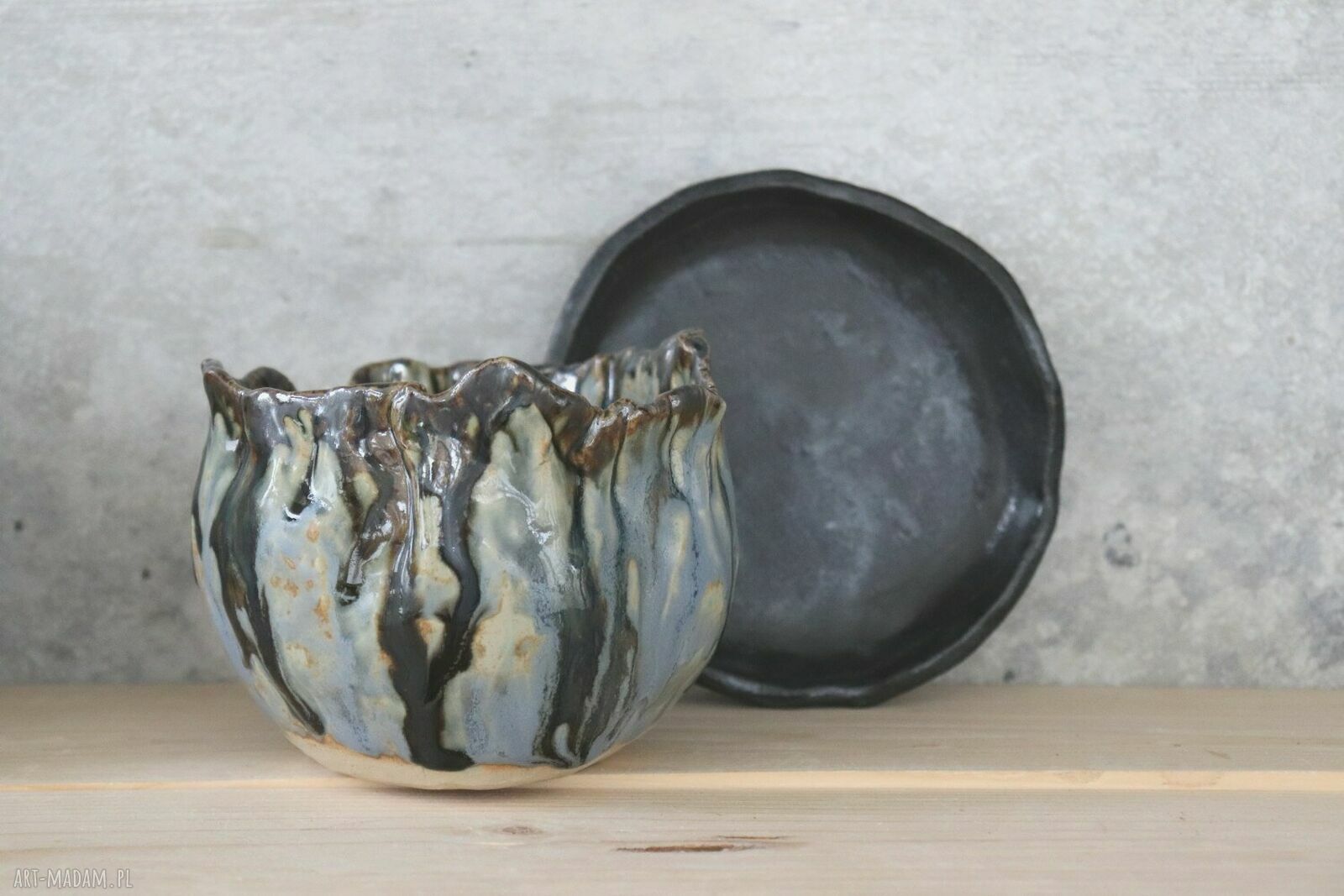 Ręcznie robiona doniczka ceramiczna Otuliny - niebieskie szkliwo i czarna podstawa