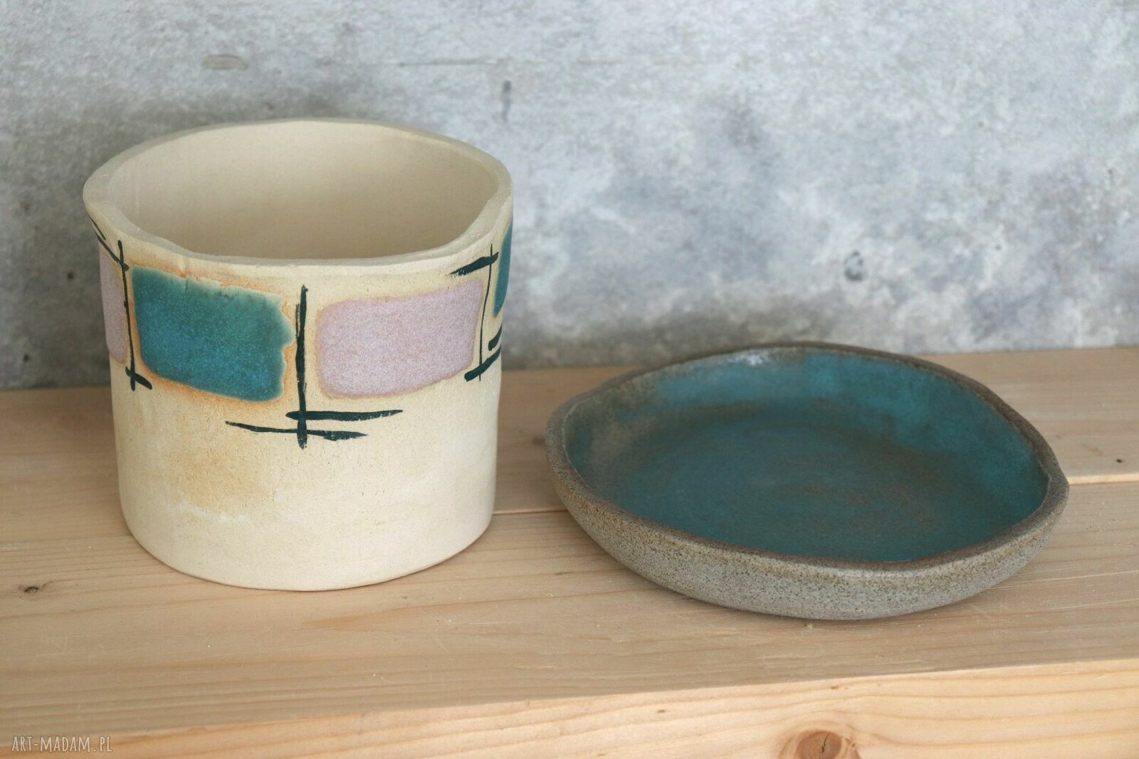 Ręcznie robiona doniczka ceramiczna z podstawką