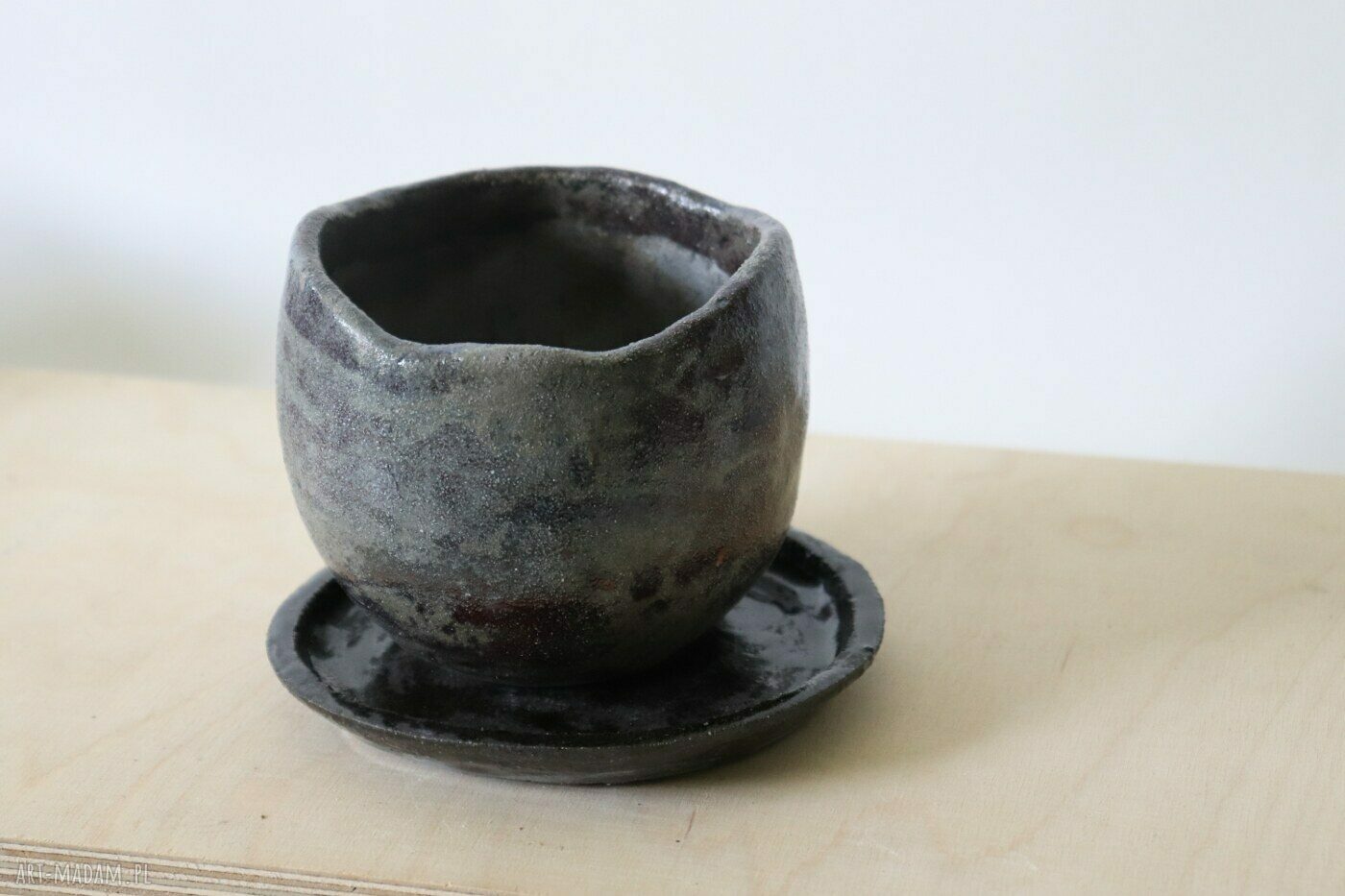 Ceramiczna doniczka raku - ręcznie robiona z ciemnej gliny i szkliwem Otuliny