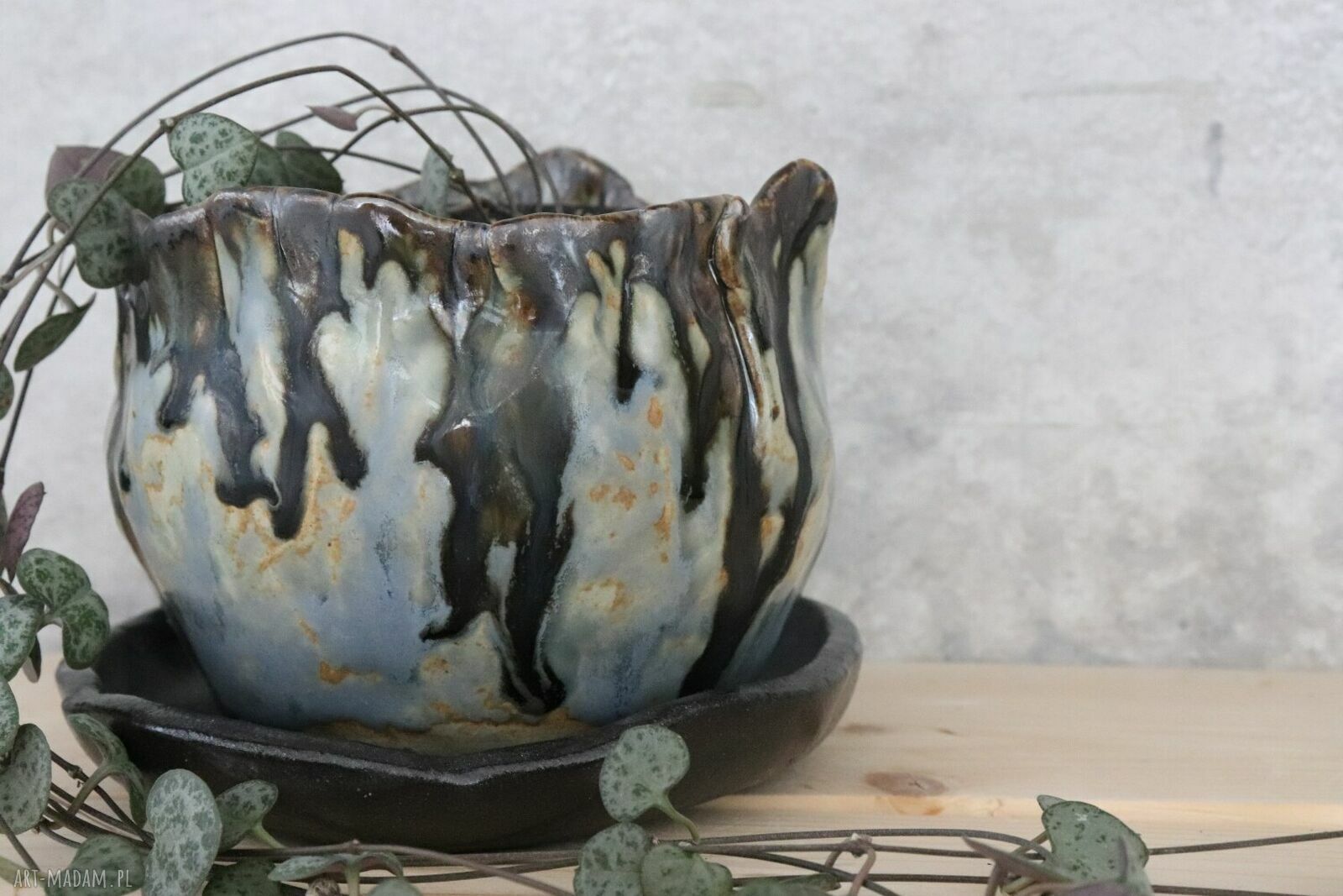Ręcznie robiona doniczka ceramiczna Otuliny - niebieskie szkliwo i czarna podstawa