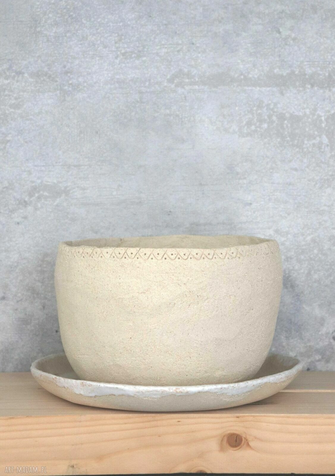Ręcznie wykonana doniczka ceramiczna z surowej gliny
