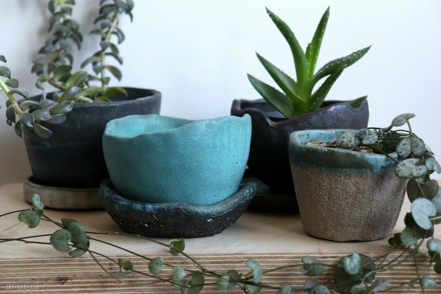 Ceramiczna doniczka Otuliny z turkusowym szkliwem - handmade z czarną podstawką