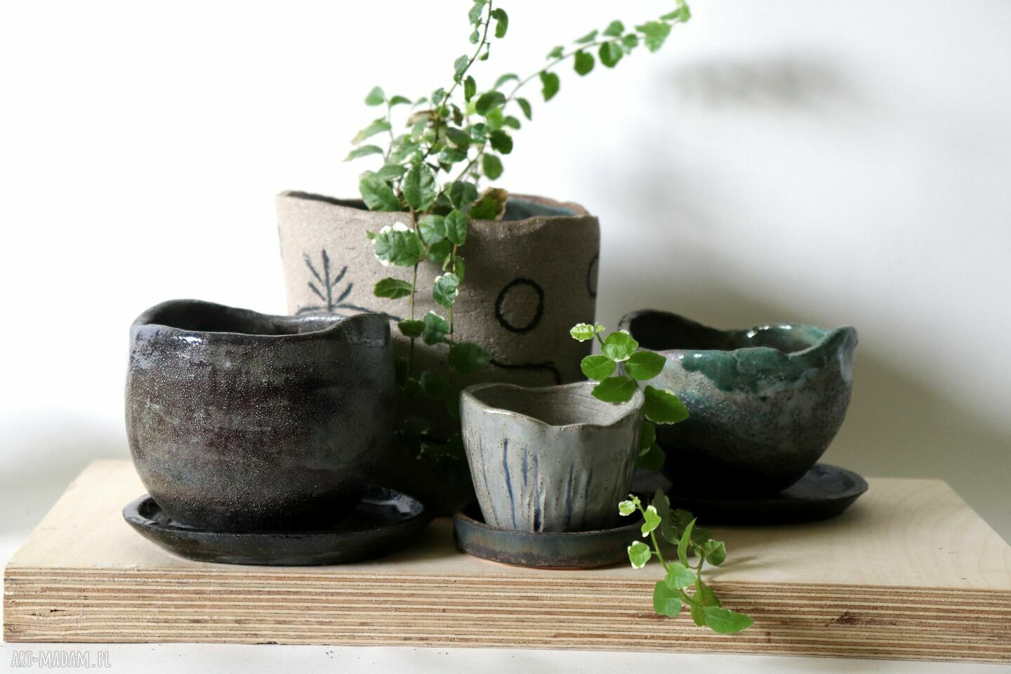 Ceramiczna doniczka raku - ręcznie robiona z ciemnej gliny i szkliwem Otuliny