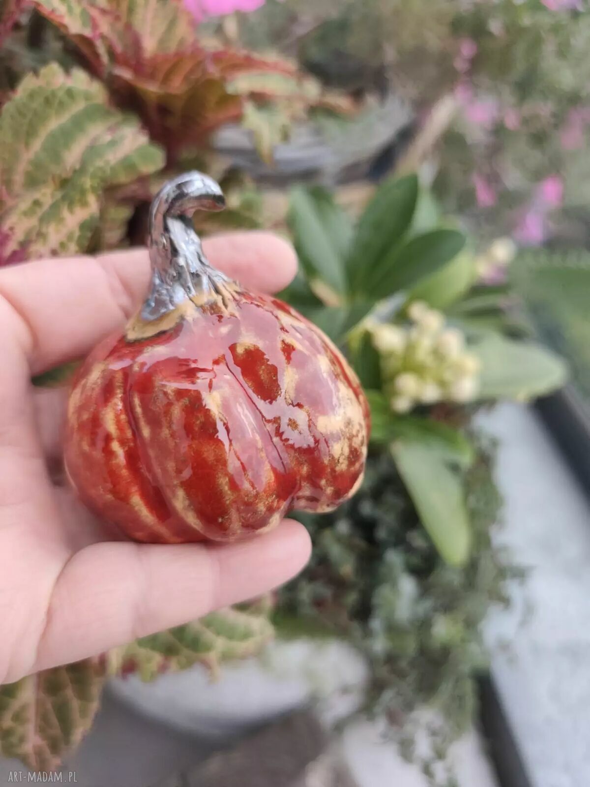 Ręcznie robiona ceramiczna dynia w jesiennych kolorach