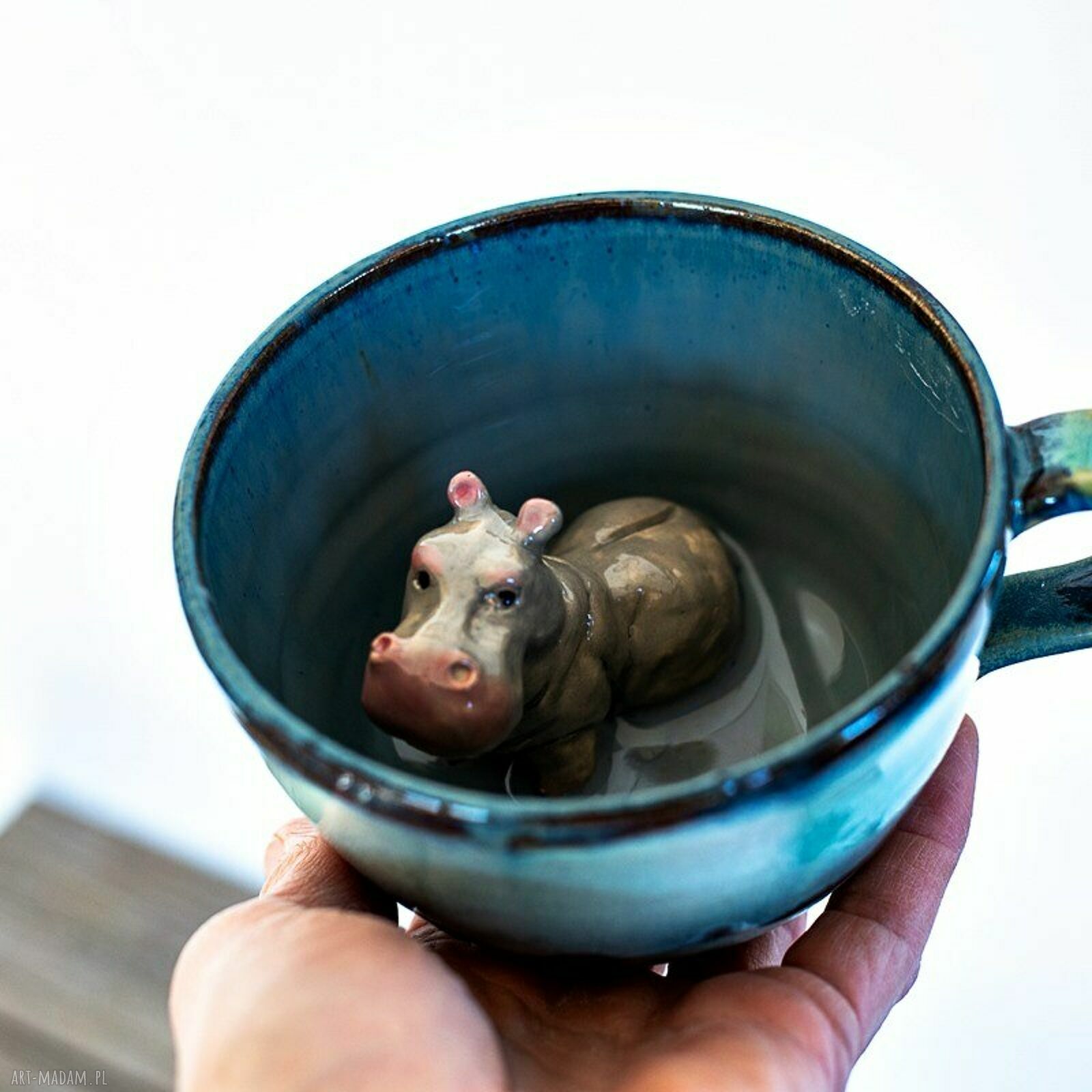 Ceramiczna filiżanka z figurką hipopotama "Burza morska" - 360 ml - prezent handmade