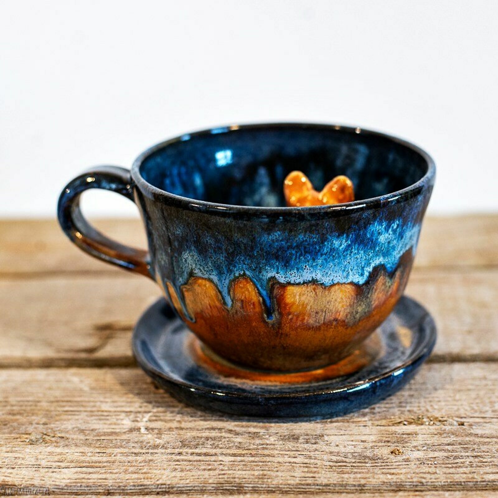Ceramiczna filiżanka malinowa z buldożkiem francuskim