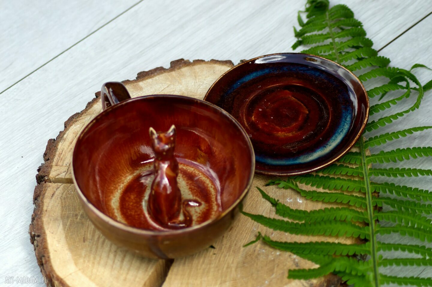 Ceramiczna filiżanka z figurką kota - ciepło brązowa z odcieniem pomarańczy