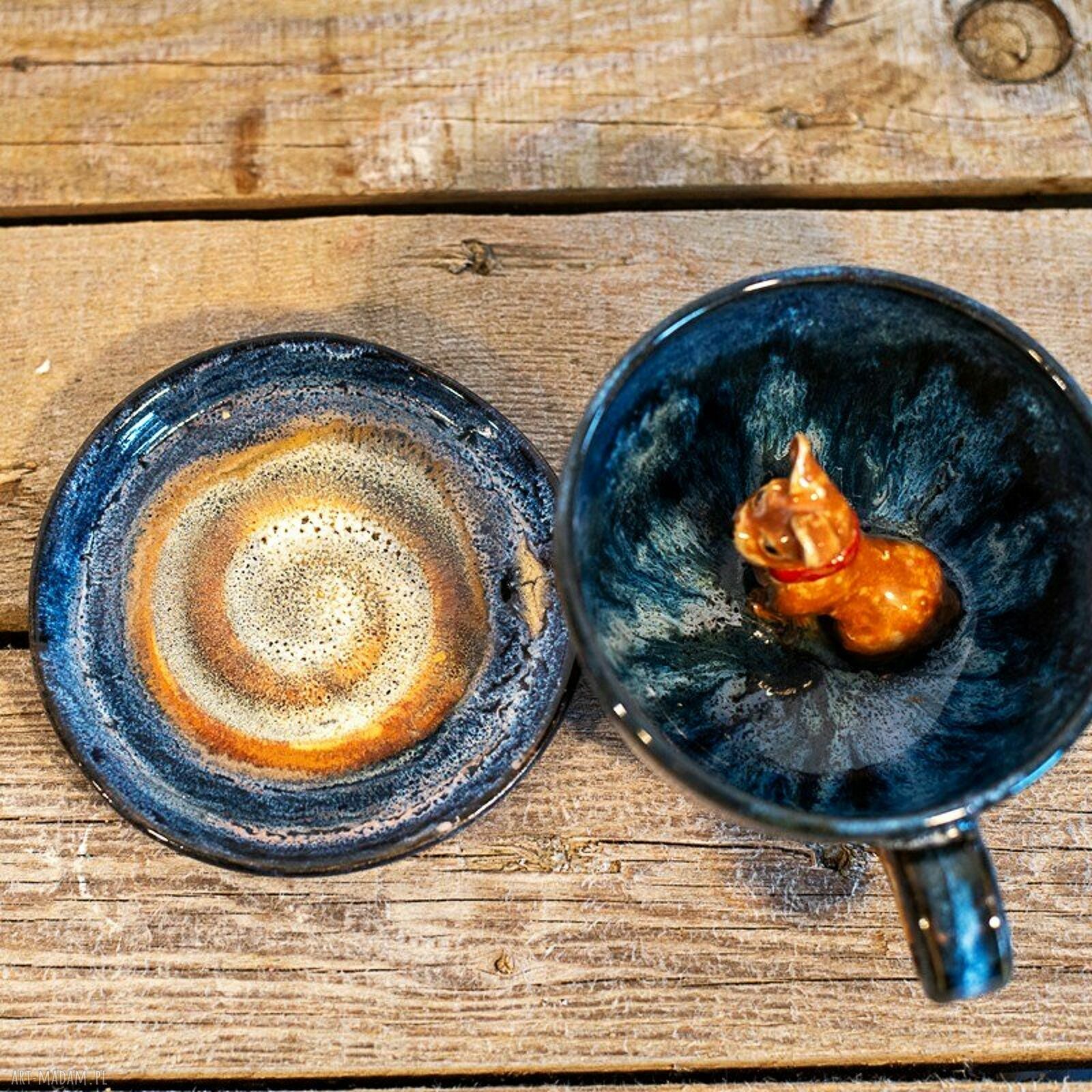 Ceramiczna filiżanka malinowa z buldożkiem francuskim