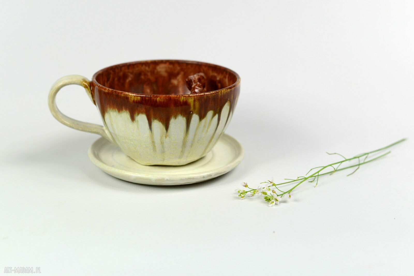 Ceramiczna filiżanka beżowa z figurką konia 280 ml - w komplecie z talerzykiem